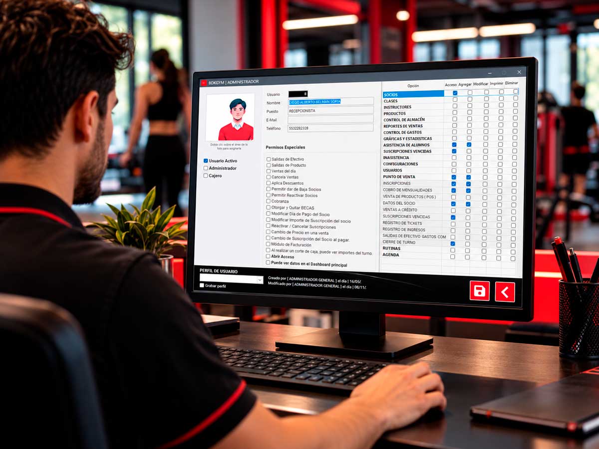 Pantalla de usuarios y permisos de BDKGYM con las opciones de acceso asignadas a un recepcionista